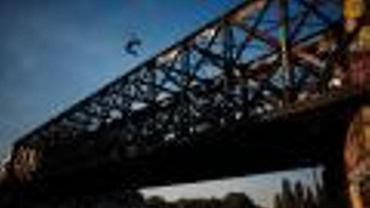 En plena ola de calor en París, un hombre se zambulle en el Sena desde un puente.