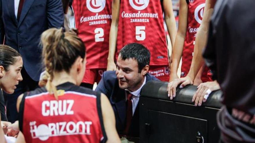 Cantero da instrucciones durante un tiempo muerto del equipo.