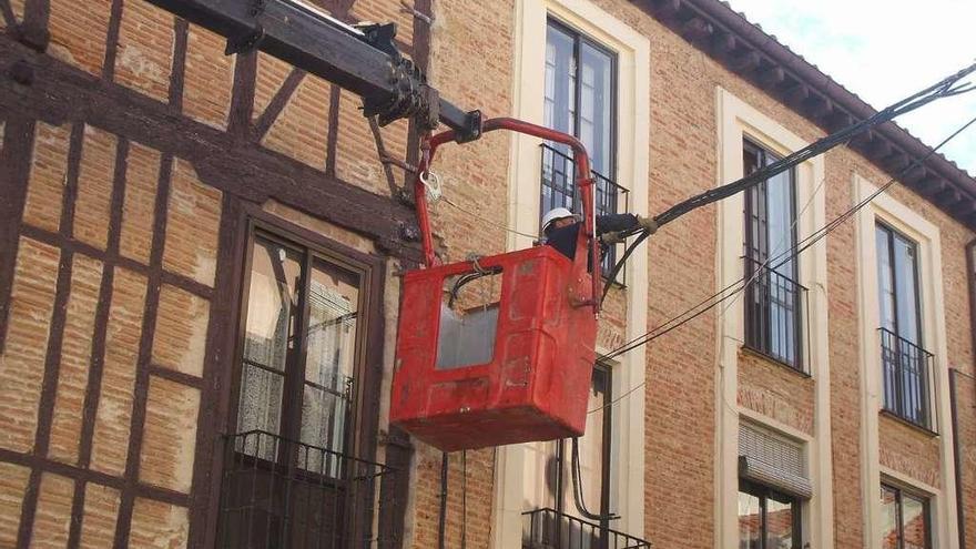 Un operario de una compañía realiza trabajos en el cableado de una calle del municipio.