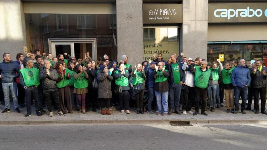 Voluntaris de la PAHC davant el bloc de pisos on viu l&#039;Abderraman, al carrer Barcelona.