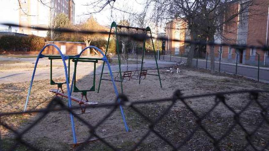 Parque del colegio del Tránsito, vallado para que no entre la gente