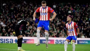 Dovbyk celebra el gol de penalti, era el 0-1, con Yan Couto ante Rui Silva, el meta del Betis, en el Villamarín.