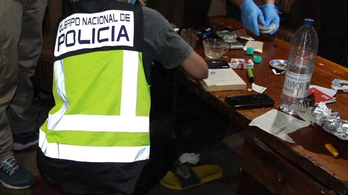 Agentes de la Policía Nacional han detenido en Valencia a ocho hombres de entre 21 y 56 años, de diversas nacionalidades, por diferentes delitos, entre ellos, tráfico de drogas, receptación, defraudación de fluido eléctrico, agresión sexual.
