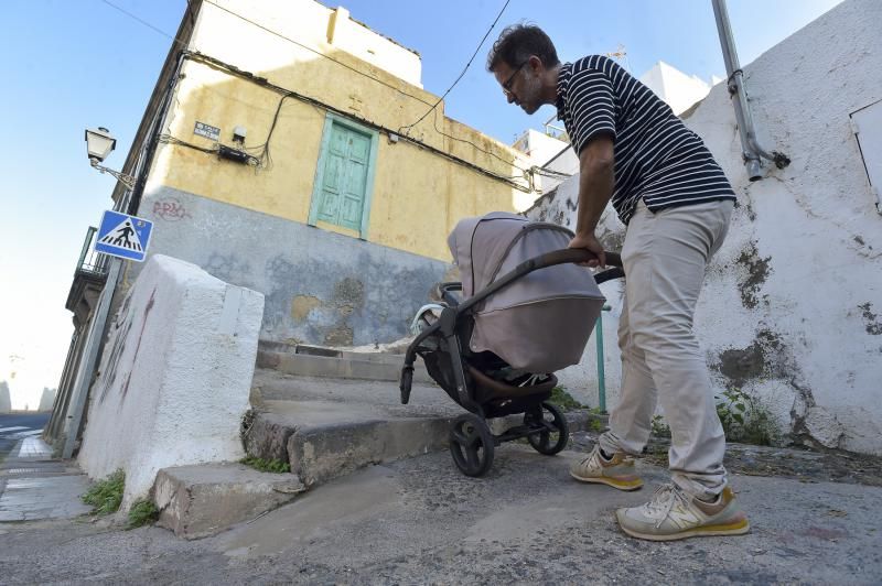 Vecinos de la calle Guzmán el Bueno protestas por el abandono de la zona