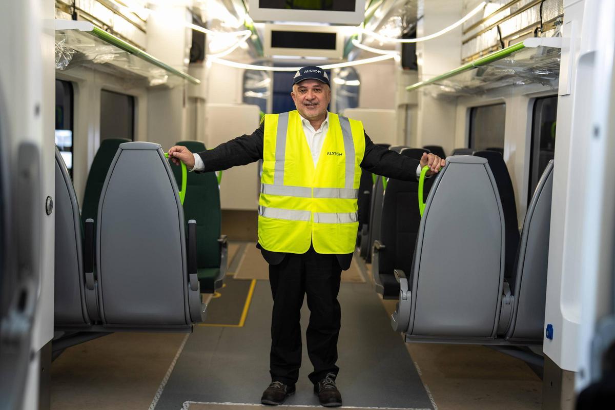 El presidente de Alstom en Europa, Gian Luca Erbacci, dentro de uno de los nuevos trenes para la línea de Rodalies al aeropuerto que operará FGC, que se fabrican en Santa Perpètua de Mogoda.