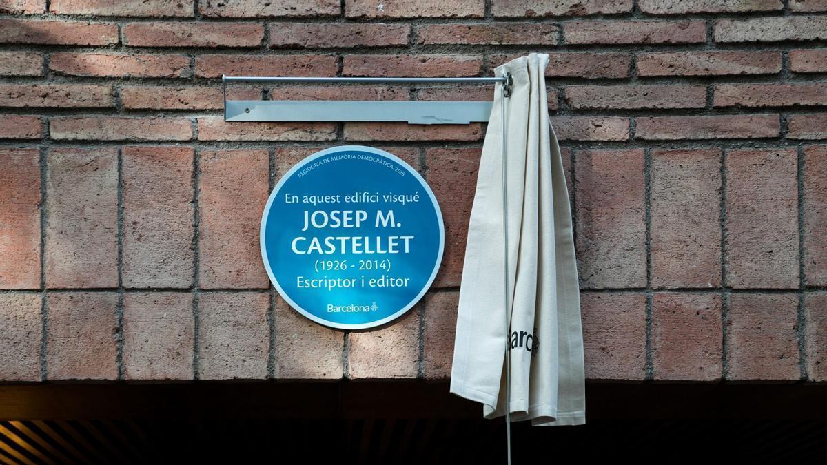 Placa en homenaje al escritor Josep M. Castellet en Barcelona