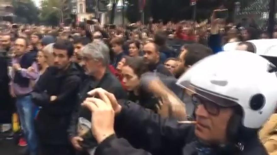 Altercados y cargas policiales en los centros de votación del 1-O en Barcelona