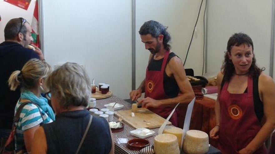 L&#039;estand d&#039;una formatgeria a la Fira de Sant Ermengol.