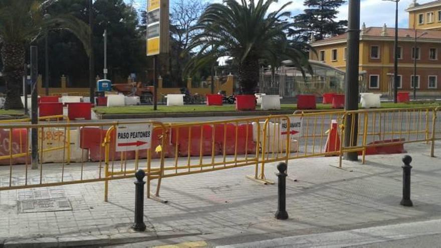 Pavasal ya ha colocado las vallas e indicaciones de la obra del paso de cebra en la primera pasarela de la avenida.