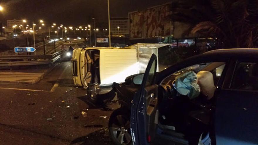 Tres accidentes de tráfico en dos horas bloquean la entrada sur de la capital grancanaria