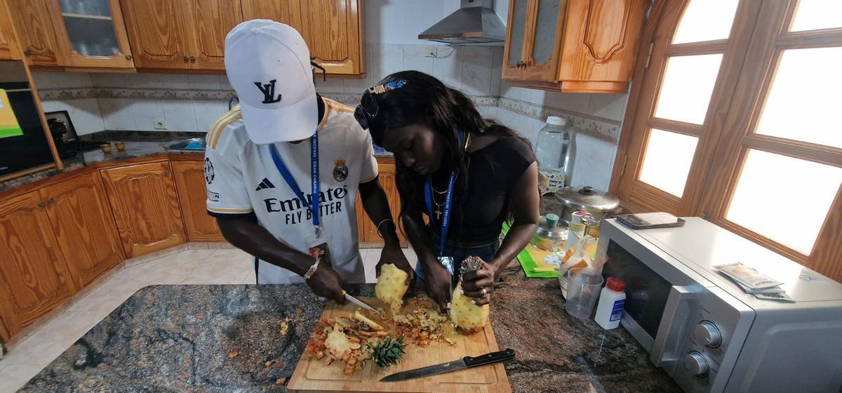 Dos miembros de un grupo senegalés preparando un postre en una edición pasada.