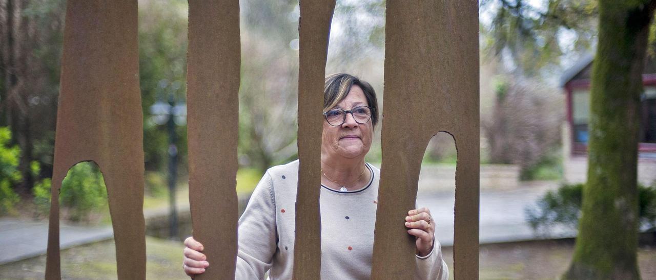 Pilar Martínez, en su casa de Redondela, junto a una escultura de su hija Nadia.