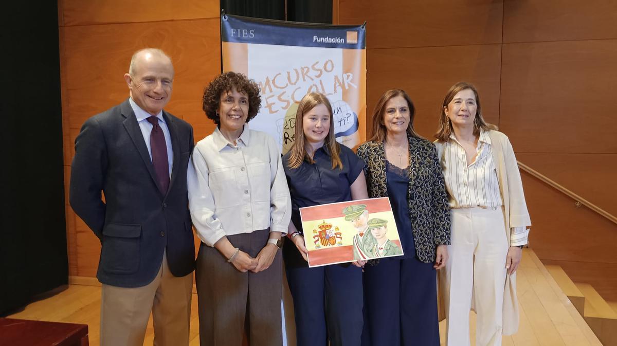 La oscense Candela Carmen, tras recibir el reconomiento.