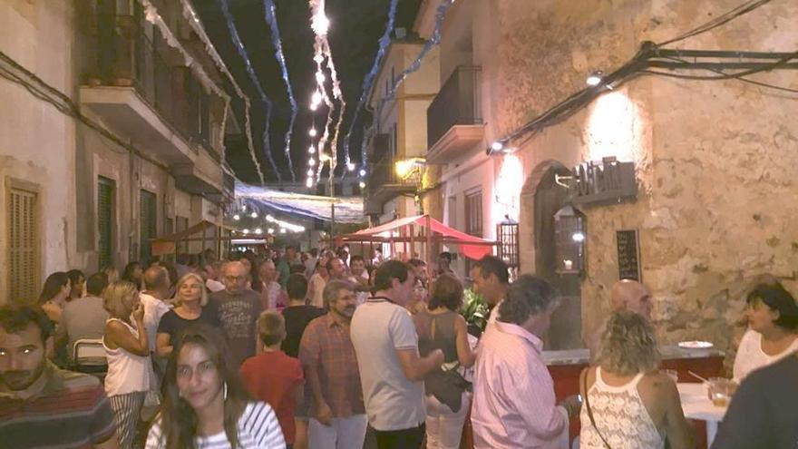 La calle donde se celebró la feria se llenó de visitantes para degustar las ofertas.