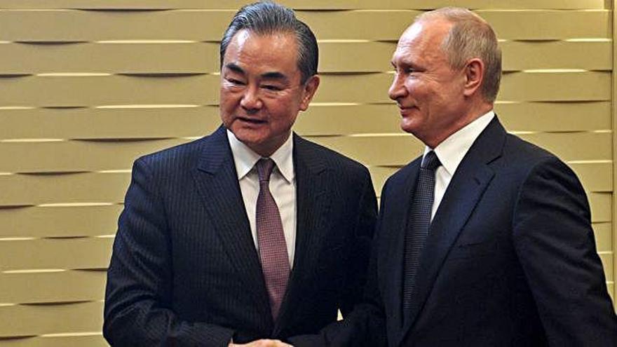 El ministre xinès d&#039;Afers exteriors, Wang Yi, encaixa la mà de Putin, ahir, a Sotxi.