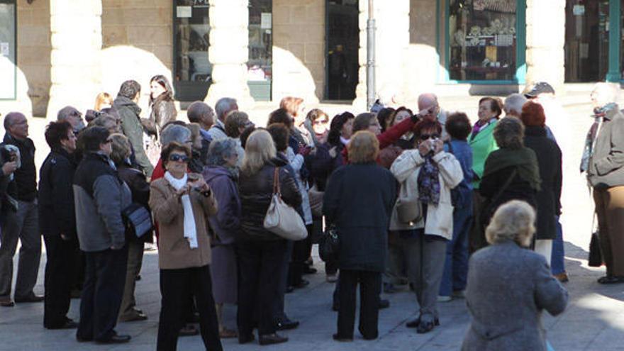 Un grupo de turistas en una reciente visita a la ciudad.  // Jesús Regal