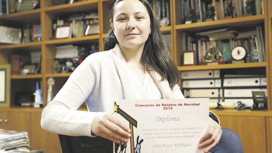 Sara Hoyos Rodríguez, con el diploma acreditativo del premio, en LA NUEVA ESPAÑA de Avilés.