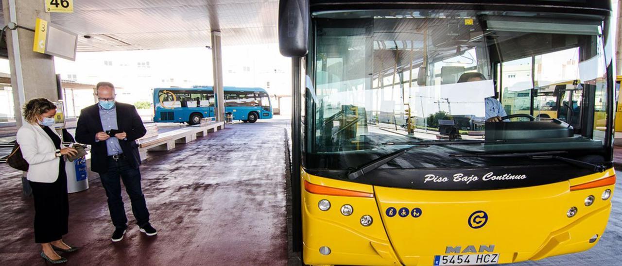 El concejal de Movilidad y Ciudad de Mar, José Eduardo Ramírez, junto a una guagua de la restituida línea X47,