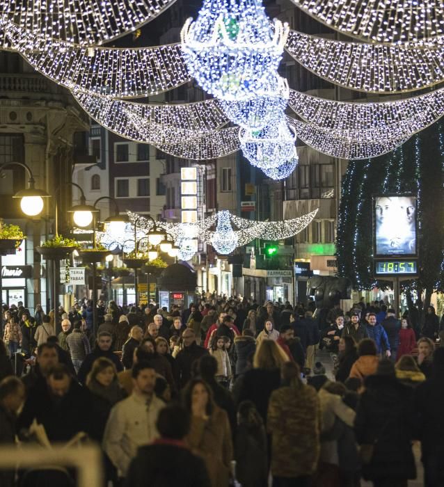 Día de compras navideñas en Oviedo y Gijón