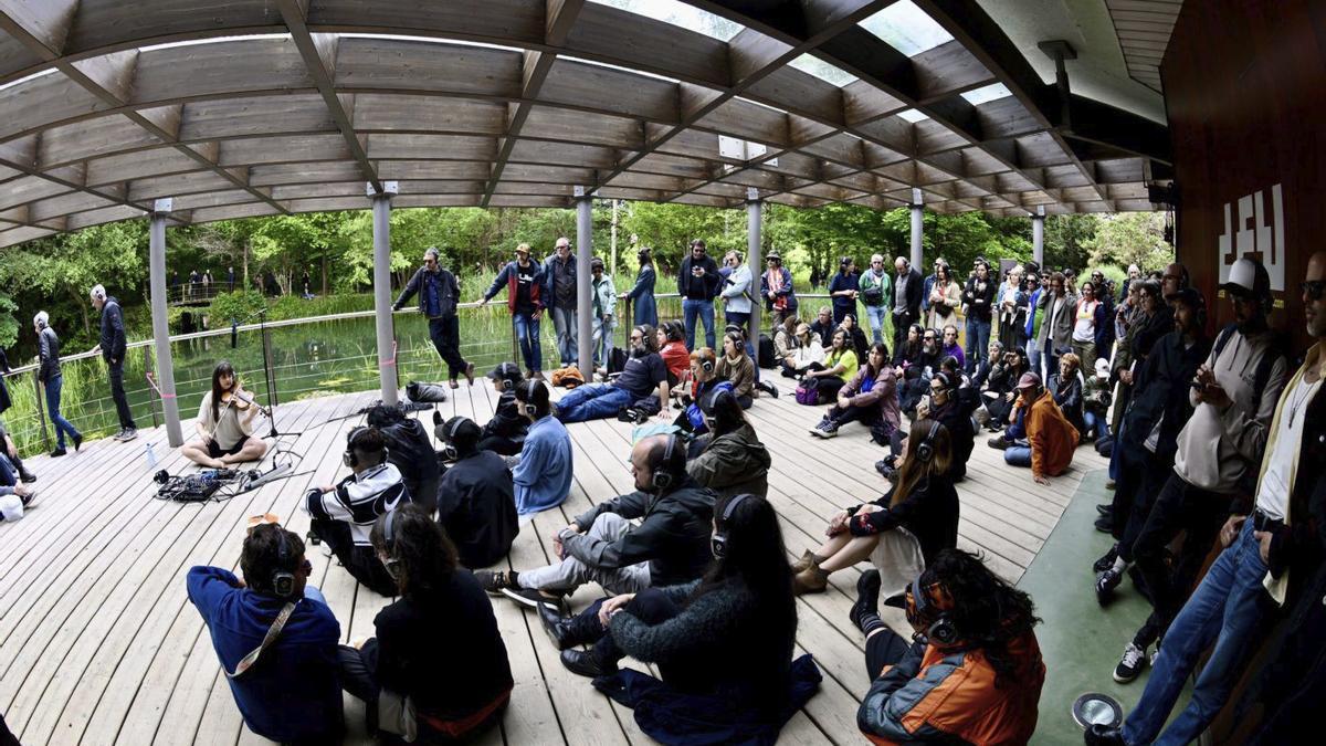 VÍDEO: El LEV se despide con una sesión de conciertos con auriculares en el Botánico de Gijón