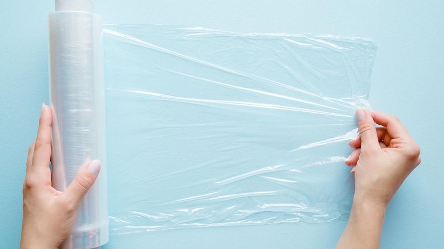 El truco para cortar el papel film sin que se te parta por mil sitios a la vez