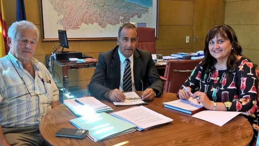 Manuel Noceda, edil de Medio Rural; Fernando Lastra y Amelia Fernández, durante la reunión.