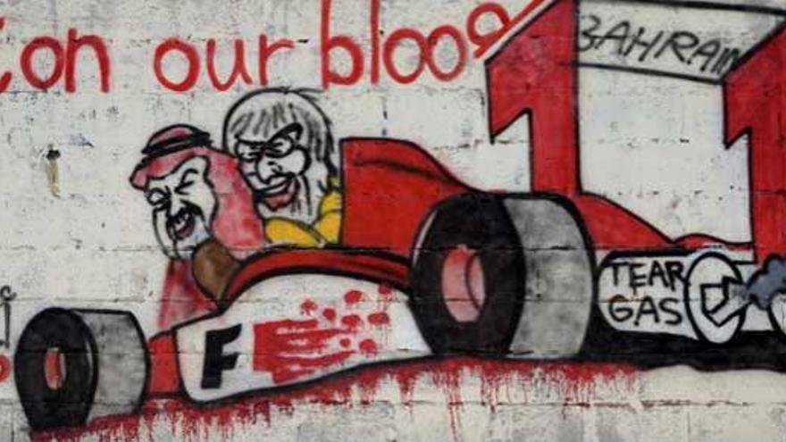 Un grafiti contra la realización del Gran Premio de Bahrein, con un Ferrari en el que viajan un jeque y Bernie Ecclestone.