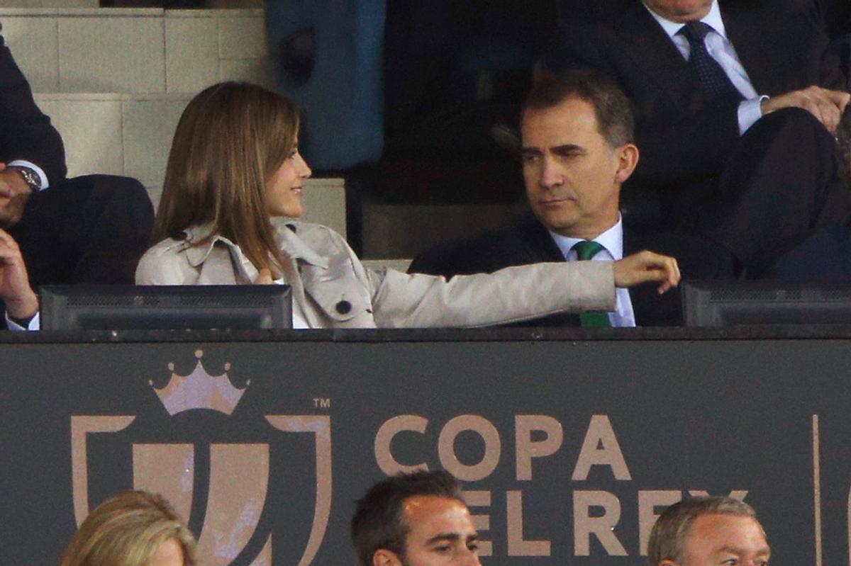 Letizia Ortiz y Felipe VI en el palco del Vicente Calderón