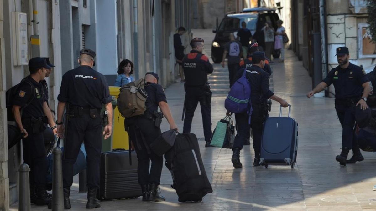 Los agentes de la Policía Nacional han abandonado los hoteles de Reus, este mediodía.