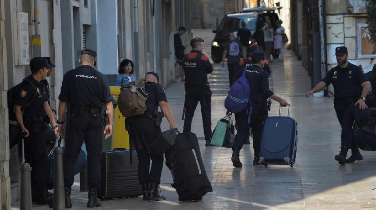 zentauroepp40420447 spanish national police officers carry their belongings past171005132344