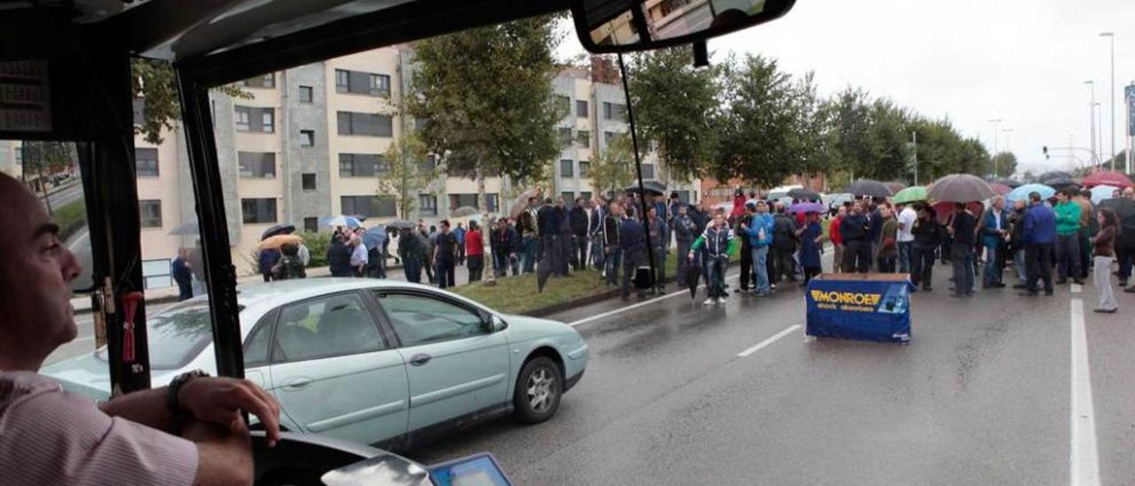 Corte de tráfico frente a la fábrica el 10 de septiembre de 2013, una imagen que se hizo habitual.