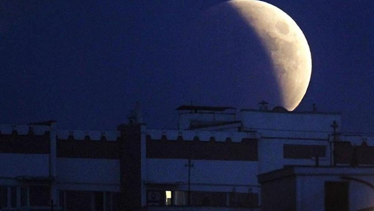 La Lluna agafa una tonalitat rogenca i mostra a l’ombra una part que hauria d’estar il·luminada durant l’eclipsi lunar de dimecres que s’ha pogut observar des de diferents punts del planeta. En aquest cas, la fotografia està feta des de Moscou, la capital russa.