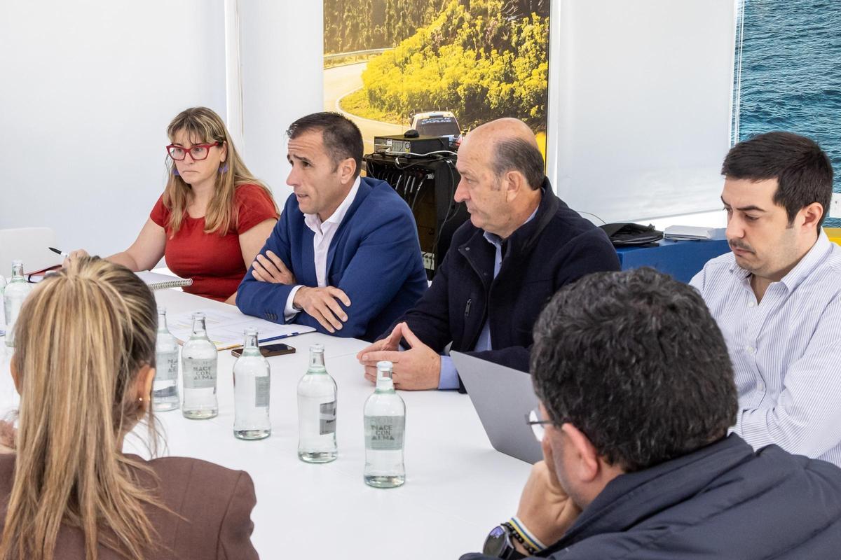 Ángel Sabroso (2i) en la reunión con las distinmtas federaciones de fútbol.