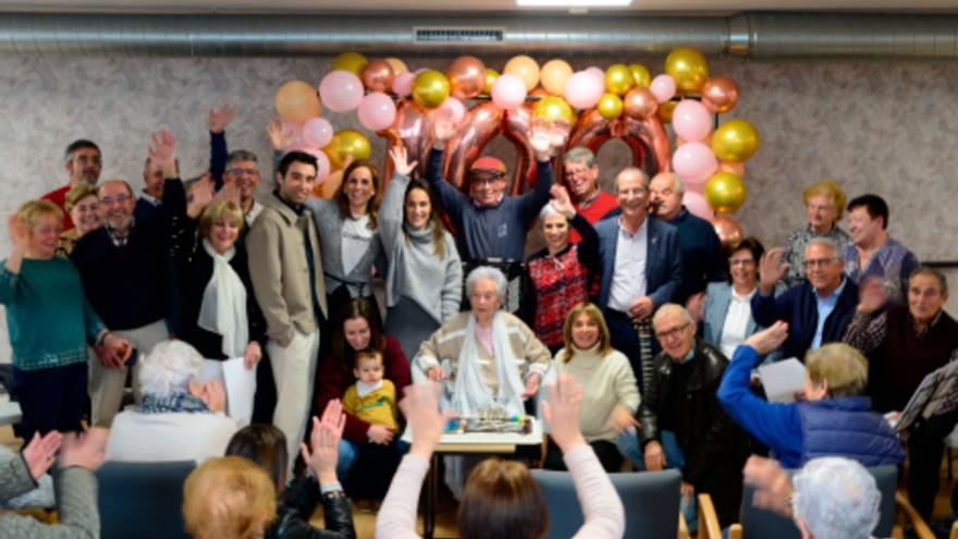 Josefa Santos «Benigna», en el centro, rodeada de la familia en el Centro de Día Contigo.