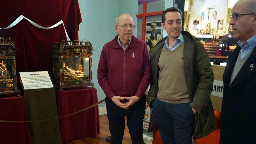 Representantes de la Cofradía y el alcalde (en el medio) en la inauguración de la exposición.