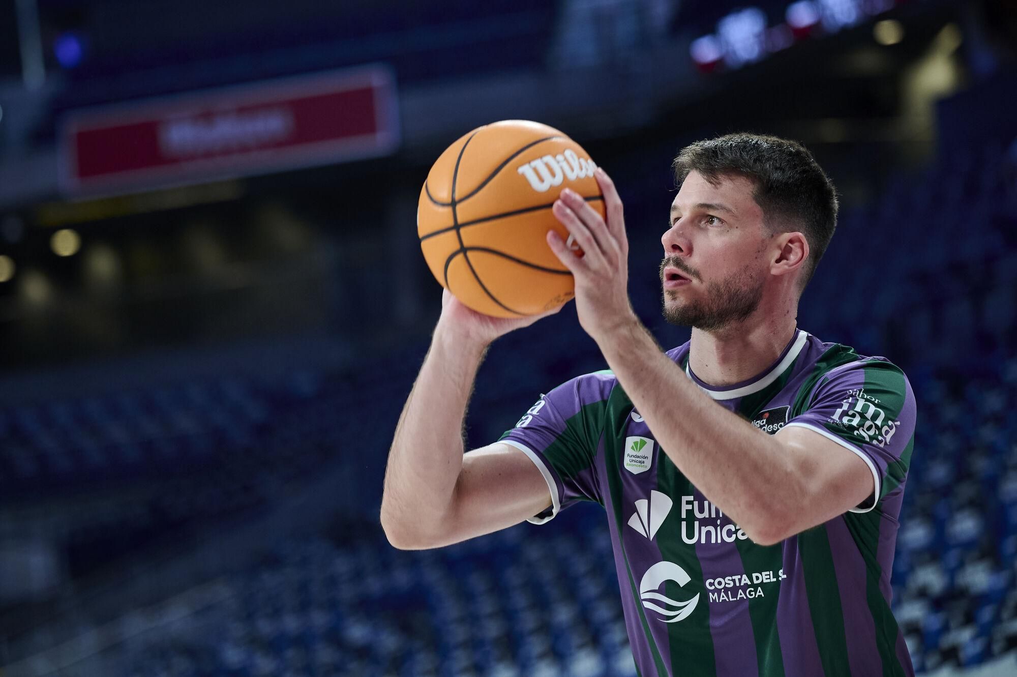 Llegada del Unicaja al Movistar Arena y calentamiento de los verdes