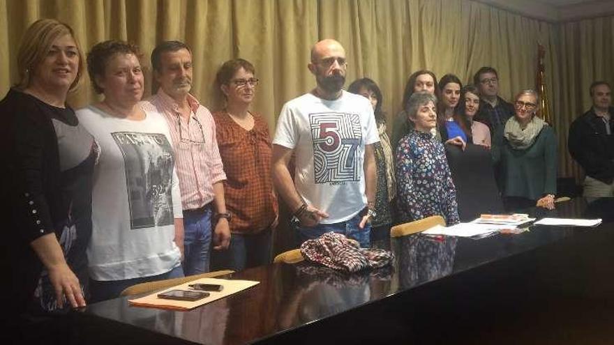 Pablo Valeiras, en el centro, con un grupo de funcionarios del cuerpo de auxilio judicial de los juzgados vigueses. // Fdv