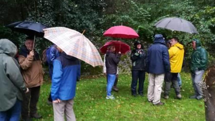 Assistents a la sortida de camp que es va fer dissabte a diversos punts de la Garrotxa sota la pluja.