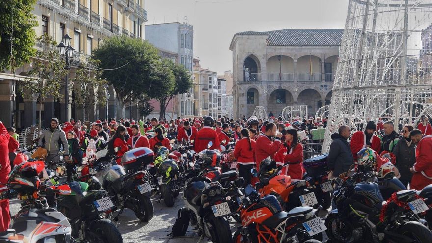 Papanoelada en Zamora: cilindrada solidaria cubierta de espumillón