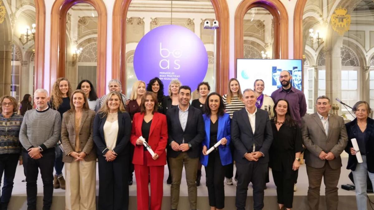Premiadas pola Deputación, entre elas María Armesto, posan para a foto oficial.