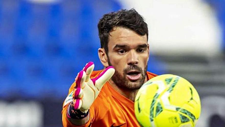 Juan Soriano trata de atrapar un balón en un partido con el Málaga. | | LALIGA