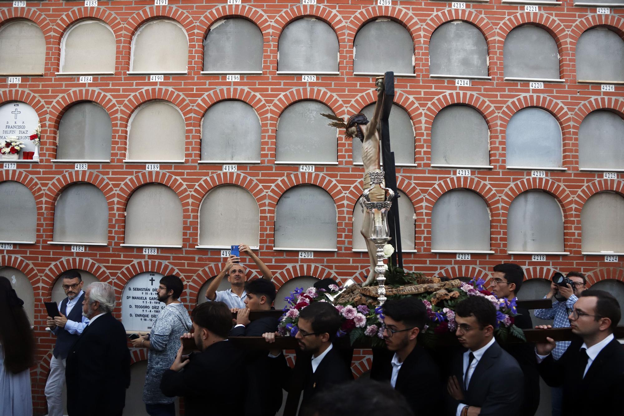 Procesión del Cristo de los Afligidos en el cementerio de San Miguel de Málaga