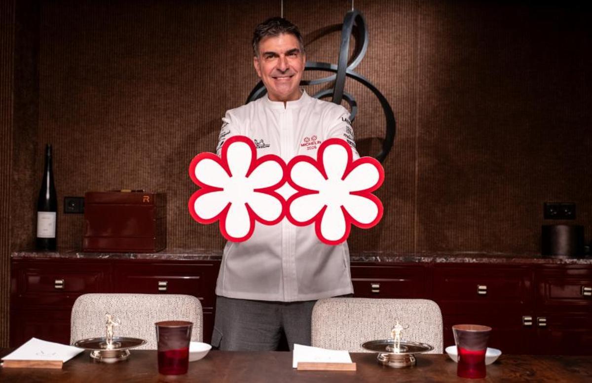 magen de archivo (26/11/2025) del cocinero Ramón Freixa con las dos estrellas de la Guía Michelin que consiguió su restaurante Ramón Freixa Atelier (Madrid) en una gala celebrada en el centro Sohrlin de Málaga.