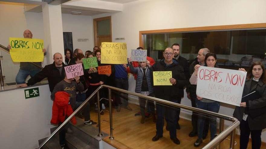 Los vecinos de la rúa dos Colexios antes del pleno, la noche del lunes. // Noé Parga