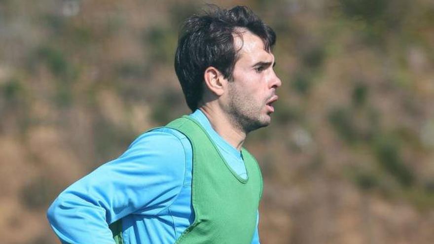 El capitán celeste, Borja Oubiña, durante el      entrenamiento matinal celebrado ayer por el Celta en A Madroa. // Ricardo Grobas