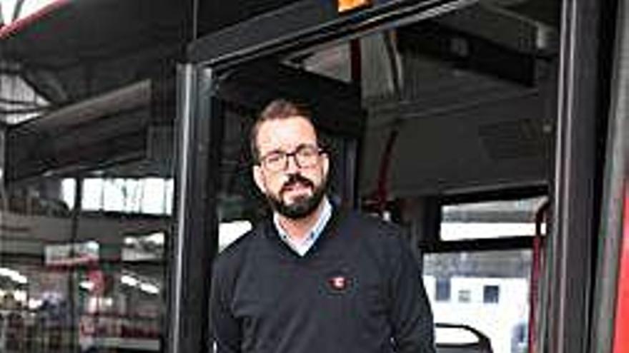 Alberto Couselo, ayer, en cocheras, en un bus urbano.