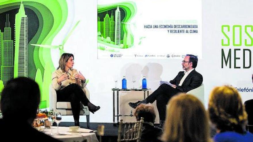 La vicepresidenta tercera y ministra para la Transición Ecológica, Teresa Ribera, conversa  con el director de ‘El Periódico de España’, Fernando Garea, ayer, en el I Foro de Sostenibilidad Medioambiental, en Madrid. |   // ALBA VIGARAY