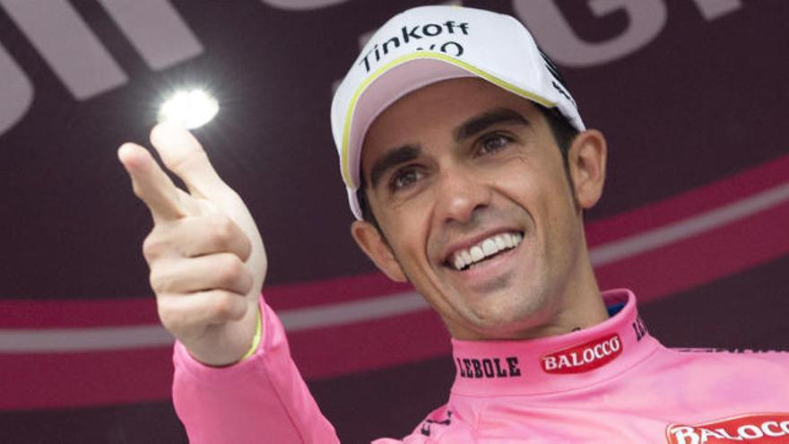 Contador, en el podio como vencedor del Giro.