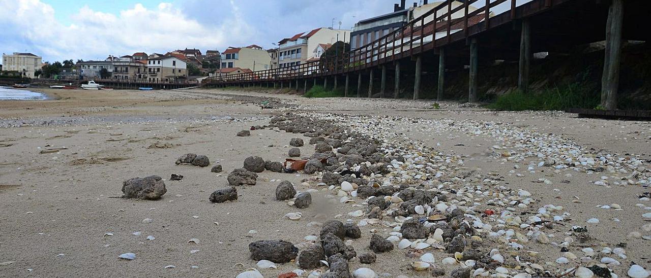 Vertidos en la playa de San Cibrán. |   // GONZALO NÚÑEZ