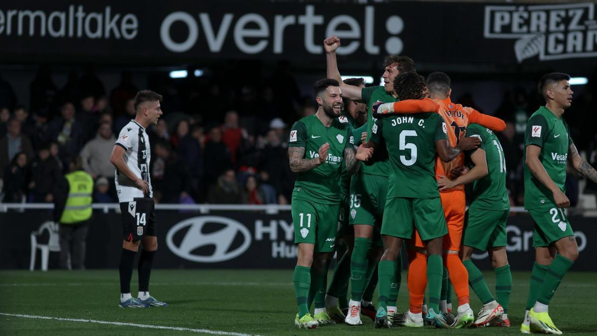 Los jugadores del Elche dedican a su afición el triunfo del pasado domingo en Cartagena